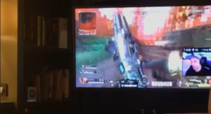 【可愛い】エーペックスの配信をくつろぎながら見るワンちゃん