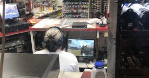 【シュールw】ガソリンスタンドの店員「客が来るまでApexやるか・・・」