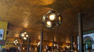 【海外の反応】海外ファン「レストランに金のカーゴボットが大量にあるんだけどｗｗｗ」