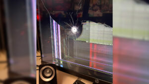 【怖すぎ】APEXプレイヤー「ゲーム中に流れ弾が飛んできて目の前にあるモニターに穴が空いた」【画像あり】